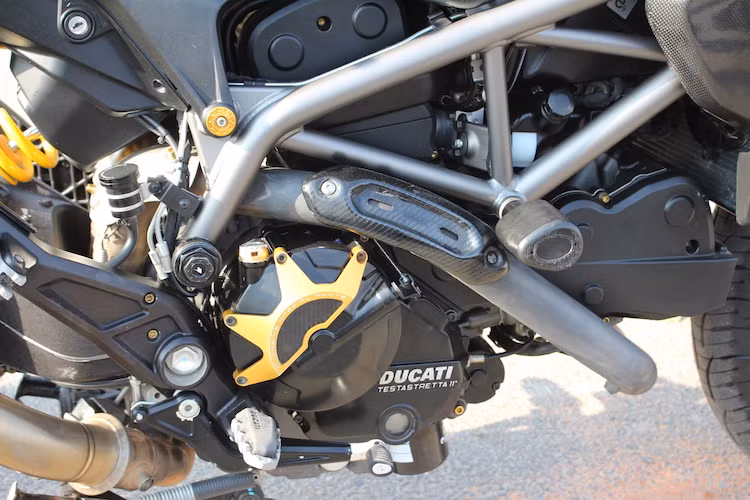 Khối động cơ L-Twin nguyên bản của Hyperstrada được giữ nguyên kết cấu bên trong, nhưng có lọc dầu K&amp;N, bảo vệ bưởng côn của Ducabike và bảo vệ két nước Evotech Performance. Bộ khung trellis của xe được bảo vệ bởi chống đổ R&amp;G.