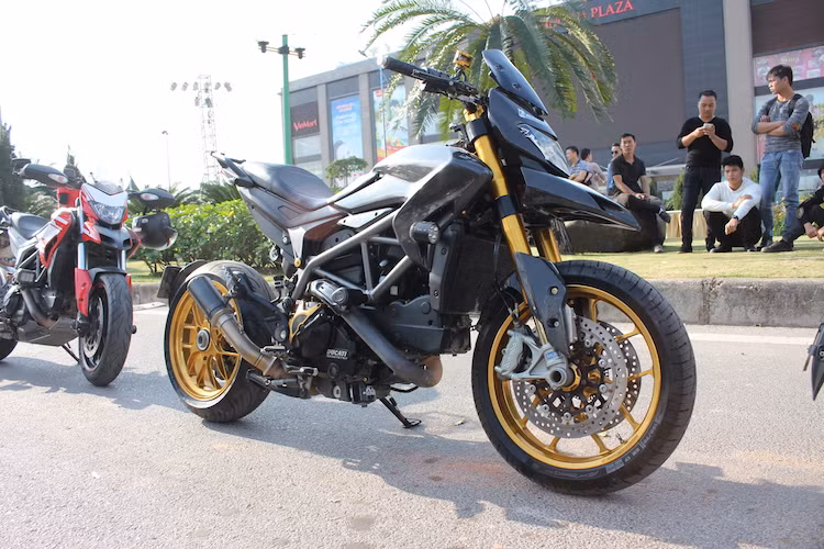 Với kiểu dáng supermoto đặc trưng, môtô Ducati Hypermotard có thể trở thành một chiếc xe hiệu năng cao trên đường bằng nhưng cũng có thể nhanh chóng chinh phục những địa hình khó nếu lắp lốp gai do vốn đã có hệ thống phuộc hành trình lớn.