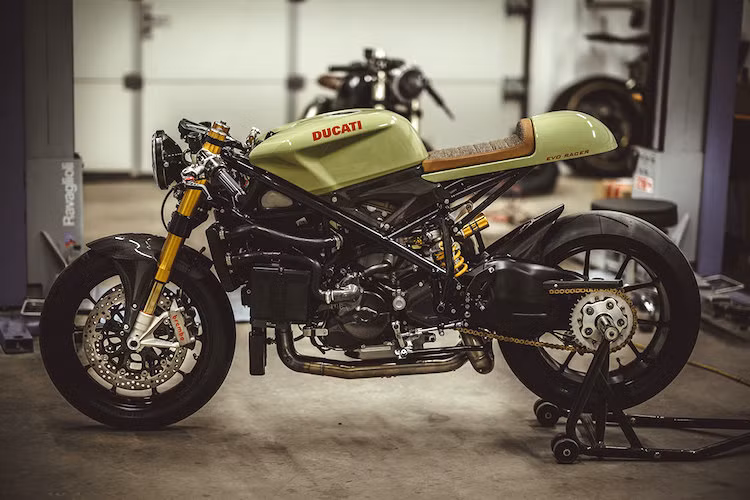 Kết hợp với dàn để chân từ Ducabike, chiếc xe đã có tư thế ngồi đầy chất thể thao. Bình xăng nguyên bản là chi tiết ngoại thất duy nhất được NCT giữ lại từ chiếc 848 Evo, trong khi phần đuôi của chiếc xe đã được hãng độ này bỏ đi hoàn toàn và thay bằng bộ khung phụ mới, có tác dụng tạo điểm tựa cho đuôi sau dạng "gò" đúng chất cafe racer.