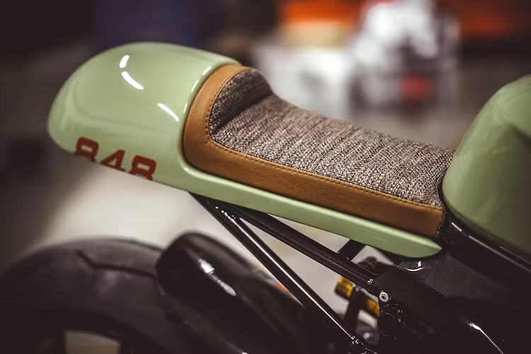 Để tạo phong cách cổ điển, NCT đã bọc yên kết hợp giữa vải nỉ và da thuộc màu nâu. Trong khi đó, toàn bộ thân xe có màu sơn xanh ô-liu như những chiếc Porsche cổ và phần còn lại của chiếc xe có màu đen bóng. Cuối cùng, những chi tiết bằng sợi carbon như dè trước sau và ốp hai bên thân đem tới nét thể thao cho bản độ 848 này.