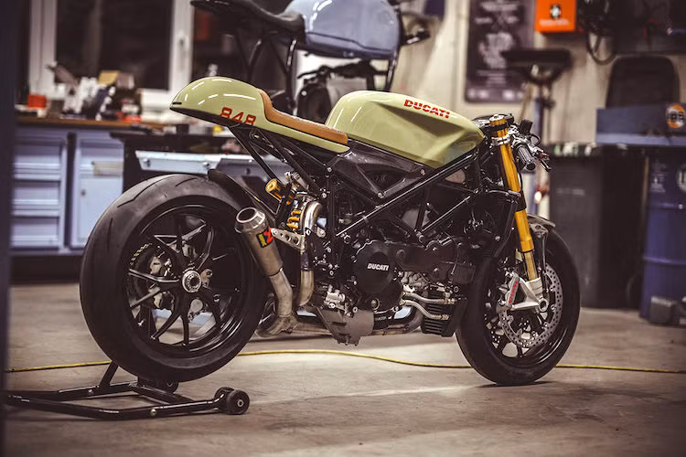 Vốn là một mẫu sportbike hiện đại, nhưng chiếc xe Ducati 848 Evo này đã hoàn toàn "lột xác" để trở thành một chiếc cafe racer cổ điển, nhưng có hiệu năng vận hành của một cỗ máy hiện đại khi "qua tay" những người thợ tại xưởng NCT.