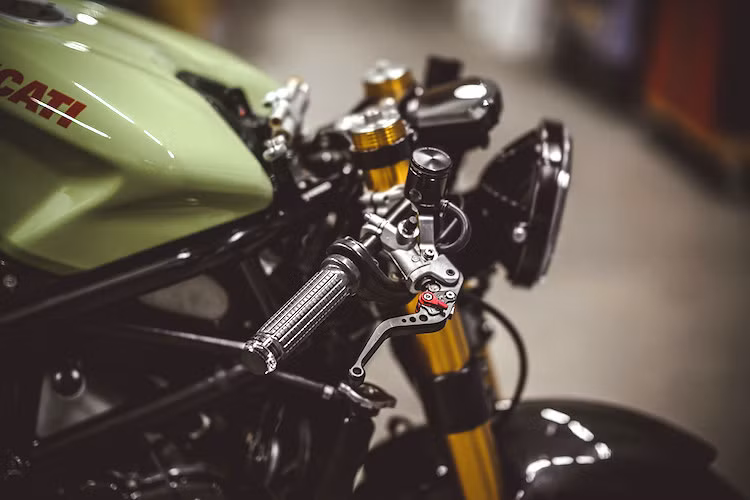 Bên cạnh việc thay thế phuộc, xưởng độ còn CNC cho chiếc xe cặp chảng ba mới. Vẫn giữ lại tay lái clip-on của 848 nguyên bản, tuy nhiên các chi tiết trên tay lái đã được nâng cấp với xi-nhan gắn gù cùng bao tay Motogadget, tay côn/phanh CRG có thể điều chỉnh và cặp bình dầu Rizoma.