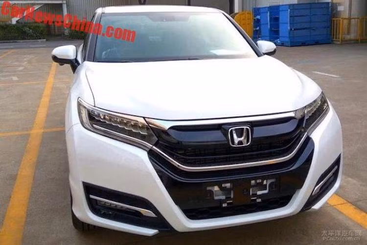Tương tự các dòng xe Honda crossover, UR-V sở hữu "bộ mặt" đặc trưng với lưới tản nhiệt có thanh mạ chrome lớn và các đèn pha tạo thành hình đôi cánh như HR-V hay CR-V. Trên phiên bản cao cấp nhất, chiếc xe sẽ có đèn pha full LED trong khi bản thấp hơn chỉ được trang bị đèn pha projector kèm đèn chiếu sáng ban ngày LED.