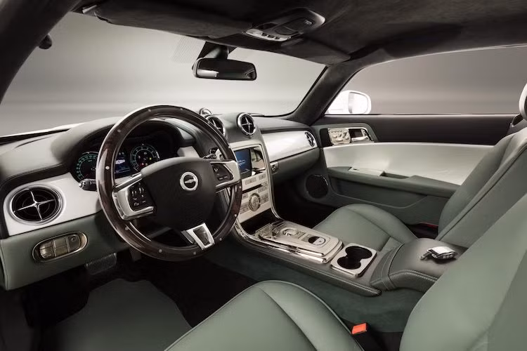 Điều này được thể hiện rõ qua nội thất của Speedback GT, với các chi tiết thiết kế được "bê nguyên" từ Jaguar XKR. Tuy nhiên David Brown Automotive đã "chau chuốt" lại cabin của xe với các vật liệu cao cấp và chất lượng hoàn thiện tỉ mỉ, khiến chiếc xe xứng đáng với đẳng cấp siêu sang.