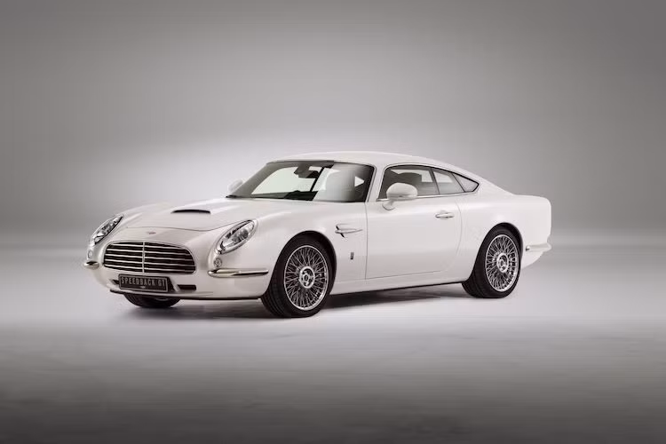 Dù là một mẫu xe hiện đại như David Brown Speedback GT được thiết kế với các chi tiết mang đậm phong cách cổ điển được lấy cảm hứng trực tiếp từ chiếc DB5 huyền thoại. Tuy nhiên, một số chi tiết của chiếc xe đã buộc phải được thiết kế lại để đáp ứng tiêu chuẩn của một chiếc xe hiện đại như bộ vành nan bản lớn dành cho lốp không săm hay phần đầu tròn trịa bảo vệ người đi bộ.