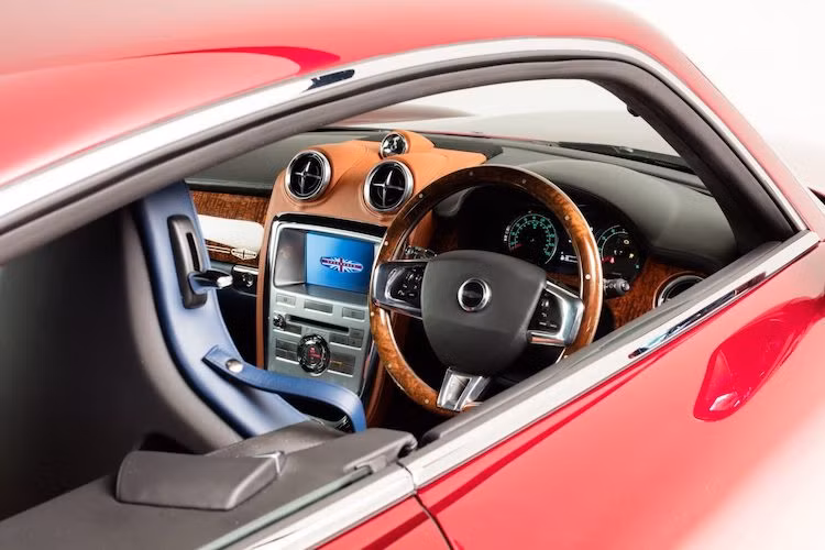 Mỗi chiếc Speedback GT sẽ được "thửa riêng" 100% theo yêu cầu của từng khách hàng, với sự cầu kỳ tới từng tiểu tiết của các nghệ nhân lành nghề Anh Quốc. Ngay cả việc sơn xe cũng mất tới 8 tuần để hoàn thành do mỗi thân xe được sơn tới 14 lớp.