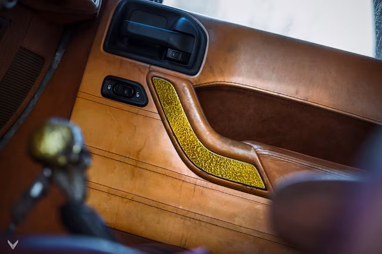 Trong khi đó, những chi tiết bằng đồng ốp trong nội thất của chiếc xe cũng đã được hãng độ Bungari "biến hóa" với vẻ ngoài cũ kỹ. Một số chi tiết còn trông cực kỳ "thô ráp" như cần số với hình đầu lâu được chạm khắc từ một khối đồng.