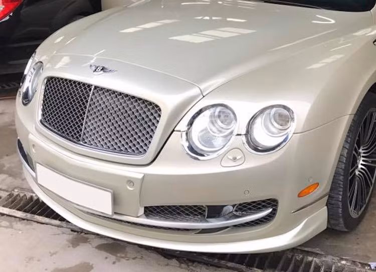 Ở phía trước, bộ cản nguyên bản của Bentley Continental Flying Spur Speed được giữ nguyên, tuy nhiên nằm bên dưới cản của xe là cánh ốp khí động học do Phi Long thiết kế và gia công. Ngoài ra, cặp đèn pha kép phía trước trên chiếc xe này cũng đã được trang trí bằng vành chrome nổi bật.
