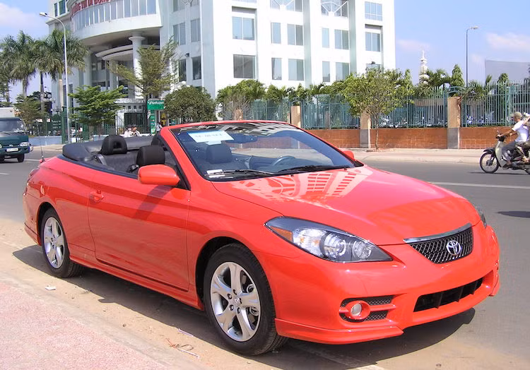 Kể từ năm 1998 tới 2008, dòng Camry của Toyota còn có cả phiên bản coupe/mui trần với tên gọi Toyota Camry Solara. Trong đó, thế hệ Camry Solara thứ 2 được ra mắt lần đầu vào tháng 8/2003 và ngừng sản xuất vào năm 2008. Do đã ngừng sản xuất và người Việt không ưa chuộng xe mui trần nên hiện tại, Camry Solara đã trở thành "hàng hiếm" tại Việt Nam.