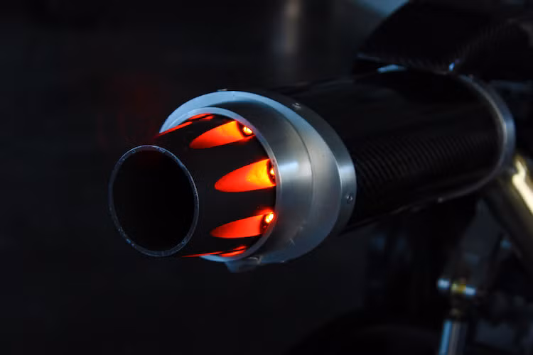 Khối động cơ nguyên bản của R1 dẫn khí thải thông qua pô đặt cao ở phía sau xe. Lazareth thậm chí còn tận dụng phần đuôi pô để tích hợp các đèn hậu LED cho chiếc xe bằng cách nối dài ống xả khỏi thân pô và lắp đèn vòng quanh, tạo cảm giác như một động cơ phản lực mini được gắn phía sau xe.