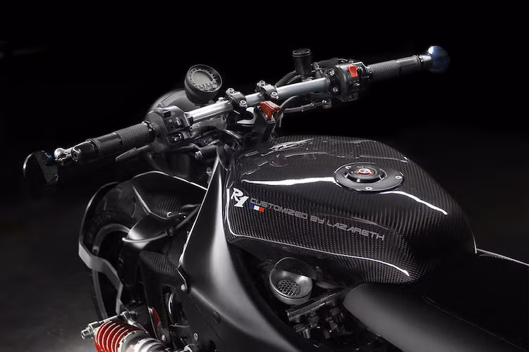 Dù là một mẫu cafe racer nhưng do không sử dụng phuộc truyền thống ở phía trước, Lazareth đã trang bị cho xe một ghi-đông dài dạng xe đua drag thay vì cặp tay lái clip-on truyền thống. Ở phía trên ghi-đông là một đồng hồ mini của Acewell trong khi Rizoma cung cấp khá nhiều các chi tiết cho xe như bao tay Lux, gương hậu gắn gù, nắp bình xăng nhôm CNC,...