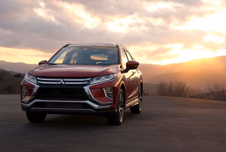 Được hãng xe Mitsubishi đặt dưới dòng crossover Outlander, Eclipse Cross nhiều khả năng sẽ thay thế cho dòng Outlander Sport khi được bán ra vào đầu năm sau. Các thông tin chi tiết hơn về chiếc xe sẽ tiếp tục được Mitsubishi cập nhật tại triển lãm Geneva tới.