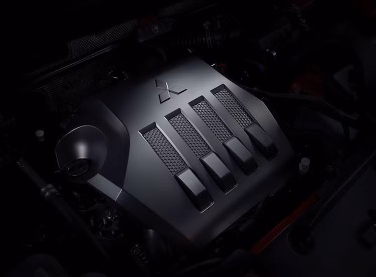 Mitsubishi sẽ trang bị cho Eclipse Cross 2 loại động cơ. Trong đó, động cơ xăng của xe là loại 1.5l tăng áp 4 xi-lanh phun nhiên liệu trực tiếp, được nối với hộp số vô cấp CVT với chế độ Sport 8 số "ảo". Ngoài ra xe còn có phiên bản turbodiesel 2.2l được kết hợp với hộp số tự động 8 cấp mới. Tuy nhiên hiện Mitsubishi chưa công bố chi tiết các thông số động cơ.