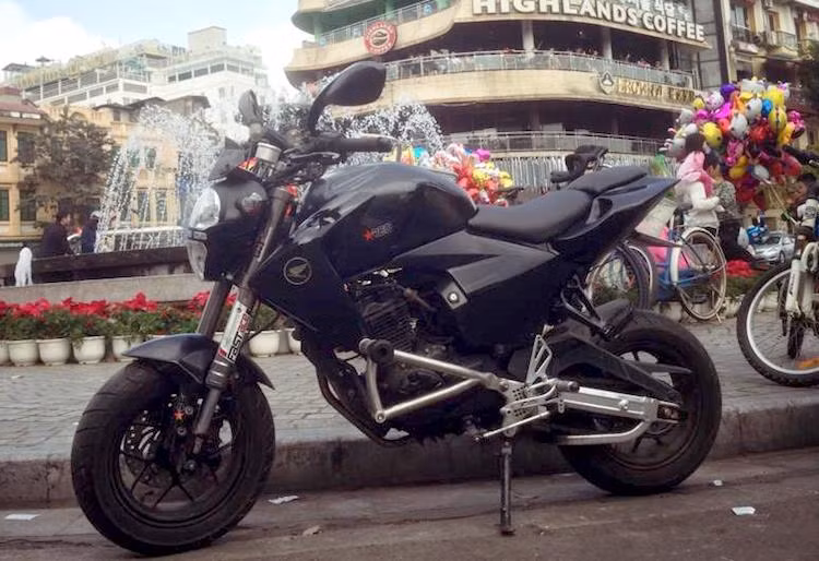 Trong khi chiếc xe thứ nhất được độ từ FX 125 thì mẫu minibike thứ 2 "xuất thân" vốn là chiếc naked bike Honda RR150, được nhập về Việt Nam bởi một số cửa hàng tư nhân từ Trung Quốc. Với chiếc xe này, chủ nhân của nó đã "trung thành" với kiểu dáng naked bike và giữ nguyên bộ ốp hai bên thân, cũng như bình xăng nguyên bản của RR150.