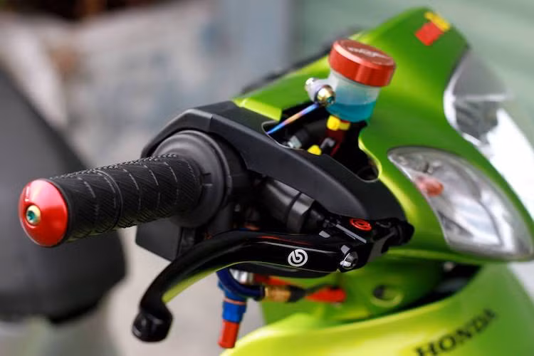 Nằm ở phía trên tay lái của chiếc xe cũng là một loạt các món đồ chơi "hàng hiệu" như cùm phanh Brembo, bình dầu Beringer cùng gù tay lái Rizoma. Nằm ở bên yếm trái của chiếc xe còn có sự hiện diện của cây trợ lực Ohlins giúp đầu xe của Wave 125 trở nên ổn định hơn ở tốc độ cao.