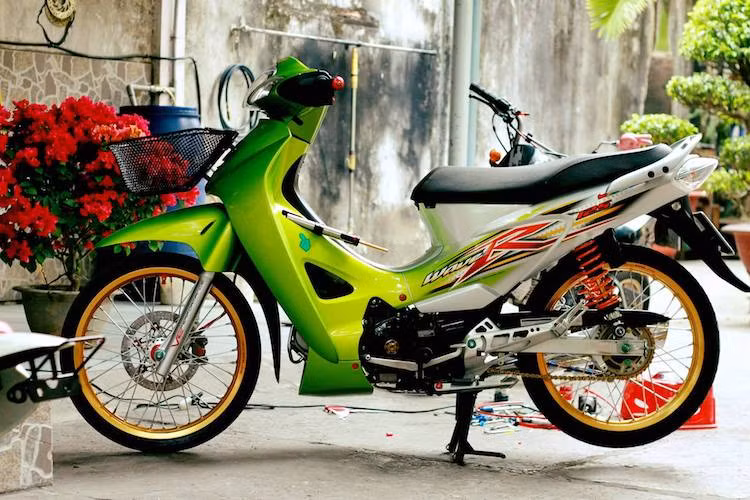 Sau khi được độ lại, chiếc xe số phổ thông Honda Wave 125 Thái Lan của biker Sài Gòn đã trở nên bắt mắt hơn khi được trang bị một loạt đồ chơi theo phong cách kiểng.