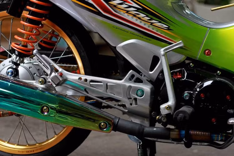 Ngoài những con ốc đầy màu sắc, cổ pô của chiếc xe cũng được thay bằng cổ titan gia nhiệt và ốp pô chống nóng gia nhiệt đẹp mắt. Trong khi đó, báng để chân cho người ngồi sau 2 bên xe đã được tiện lỗ CNC độc đáo.