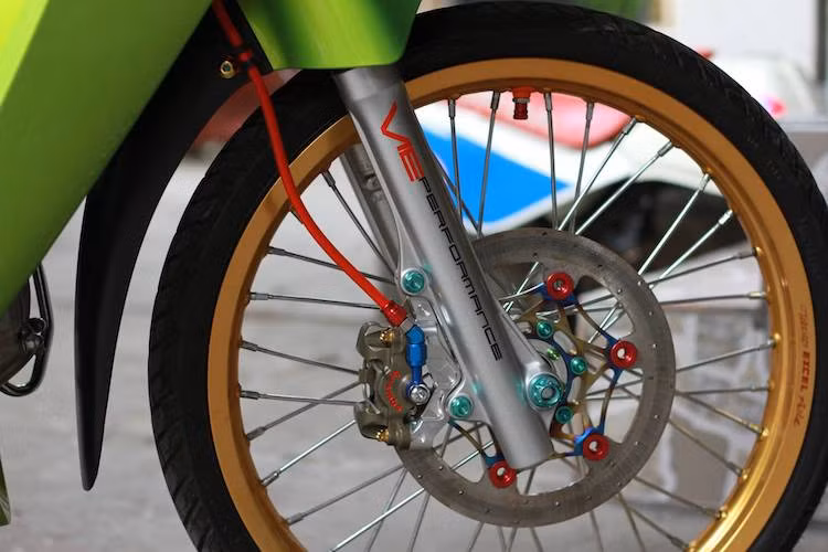 "Dàn chân" của chiếc xe đã được chủ nhân chú ý đặc biệt khi trang bị cặp vành Excel bằng nhôm nhuộm màu xanh "ton-sur-ton" với thân xe, kèm theo đĩa độ, heo Brembo và đầu dây dầu Stahlbus.