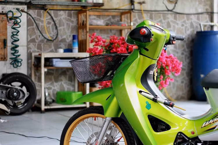 Được một biker Sài Gòn đầu tư để độ lại, chiếc xe số phổ thông "hàng hiếm" Wave 125 đã trở nên bắt mắt hơn theo phong cách kiểng Thái Lan. Toàn bộ phần thân xe đã được sơn và đi tem lại theo đúng màu xanh-bạc của phiên bản Wave R 125 Thái, đồng thời ở phía trước đầu xe đã được chủ nhân gắn giỏ theo đúng phong cách kiểng.