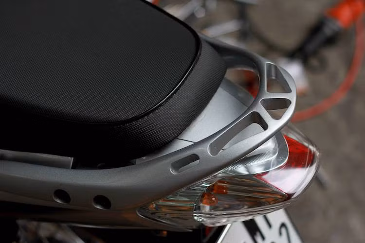 Điểm đặc biệt của bản độ này đó là không chỉ có báng để chân, tay nắm của chiếc xe cũng đã được tiện lỗ CNC sau đó sơn lại màu bạc như nguyên bản, tăng thêm điểm nhấn cho chiếc xe.