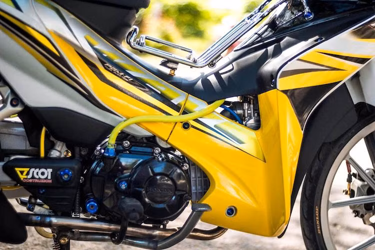 Khối động cơ nguyên bản của Wave S 110 đã được chủ xe nâng cấp nhẹ khi trang bị chế hòa khí Uma Racing. Cây pô nguyên bản của xe được móc lại, thay ốp xi 7 màu bắt mắt và nối với cổ pô mới.