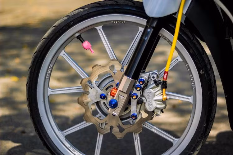 Bắt đầu từ phía trước, "dàn chân" của xe đã được độ lại đầy ấn tượng với mâm 5 cánh kép Daytona "hàng hiệu", vỏ phuộc với chân CNC cùng hệ thống phanh với đĩa Galfer, heo Brembo 2 piston từ xe KTM và dây dầu SPS.
