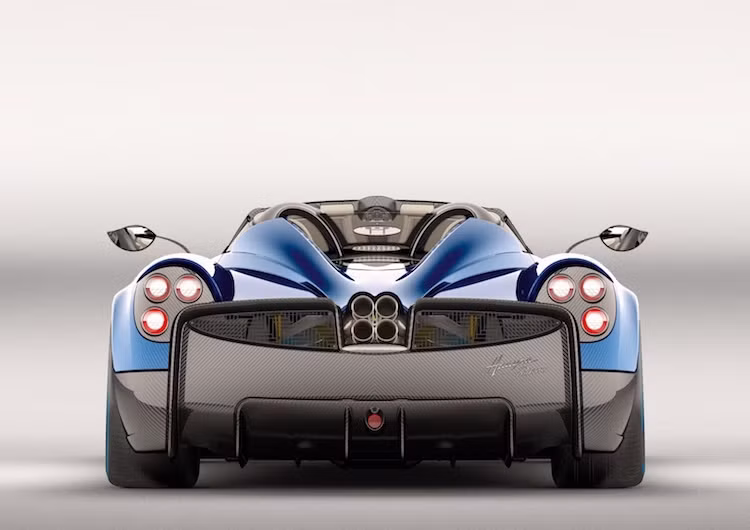 Để khiến thân xe có vẻ ngoài thanh lịch trong khi vẫn bảo đảm được hiệu năng khí đọng học, Pagani đã sử dụng các "vây" khí động có thể đóng mở dựa theo tốc độ - 2 ở phía trước và 2 ở phía sau, trong khi bên dưới gầm xe được ốp các tấm carbon phẳng. Cùng với hệ thống treo chủ động, các chi tiết này bảo đảm lực nén thân xe xuống mặt đường tối ưu cho siêu xe Huayra Roadster trong mọi điều kiện.