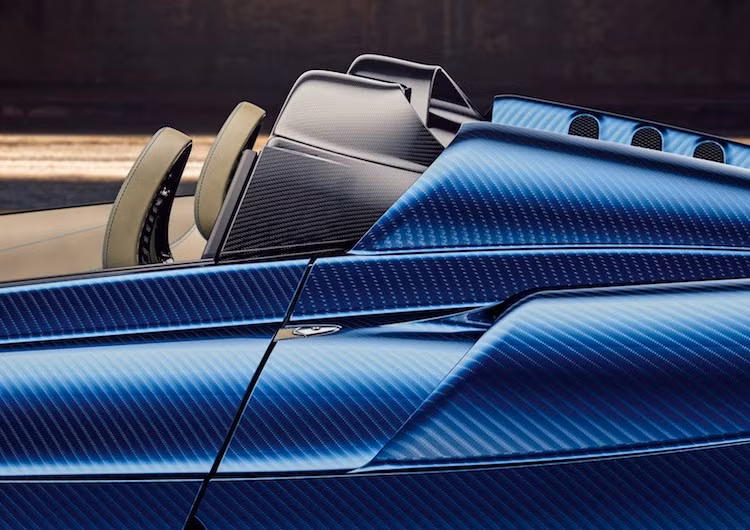 Không chỉ là một chiếc Huayra bỏ mui, nhiều thay đổi đã được Pagani thực hiện với Huayra. Đầu tiên, trái với những mẫu xe mui trần khác, Huayra Roadster còn nhẹ hơn 80 kg (hay 6%) so với bản coupe do có hệ thống treo bằng hợp kim nhôm HiForg cùng những vật liệu sợi carbon mới, trong khi vẫn bảo đảm được độ cứng thân xe. Trọng lượng khô của chiếc xe là 1280 kg.