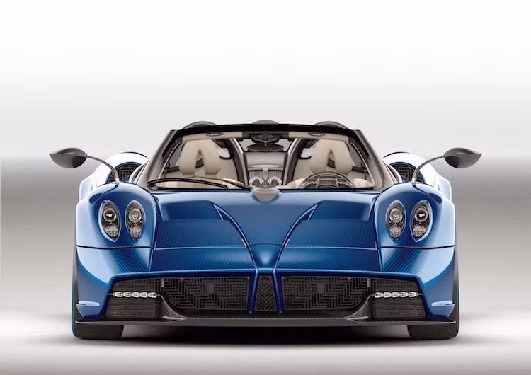 Là một phiên bản mui trần của Huayra coupe, Huayra Roadster sở hữu thân xe có thiết kế tương tự. Tuy nhiên trên phiên bản mới này, Pagani đã thay đổi lại thiết kế của bộ bodykit trên xe, phần nào đó mang phong cách của gói trang bị thể thao Pacchetto Tempesta trên Huayra Coupe thường trước đây.