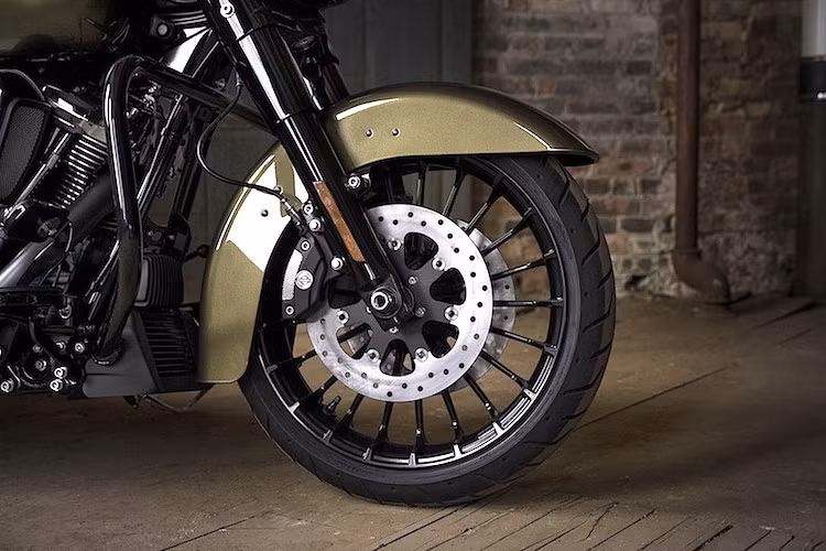 Chưa dừng lại ở đó, Road King Special còn có thêm nhiều chi tiết khác biệt so với phiên bản thường, trong đó nổi bật là bộ mâm đúc Turbine có thiết kế nhiều nan tương tự dòng Breakout cùng cặp đĩa phanh ghép từ 2 phần (floating rotor) để hạn chế sự biến dạng do nhiệt so với đĩa đúc nguyên khối. Dè trước của xe cũng không còn chữ Road King hay phần ốp cuối dè.