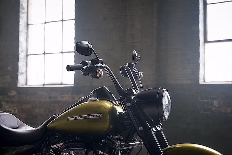 Dòng Road King đa số đều có kiểu dáng sang trọng và khá "đạo mạo" nhờ hàng loạt các chi tiết mạ chrome. Tuy nhiên trên phiên bản Road King Special 2017, Harley-Davidson đã đổi lại toàn bộ các chi tiết này bằng màu đen bóng, khiến chi chiếc xe có vẻ ngoài cực "ngầu" và mạnh mẽ.