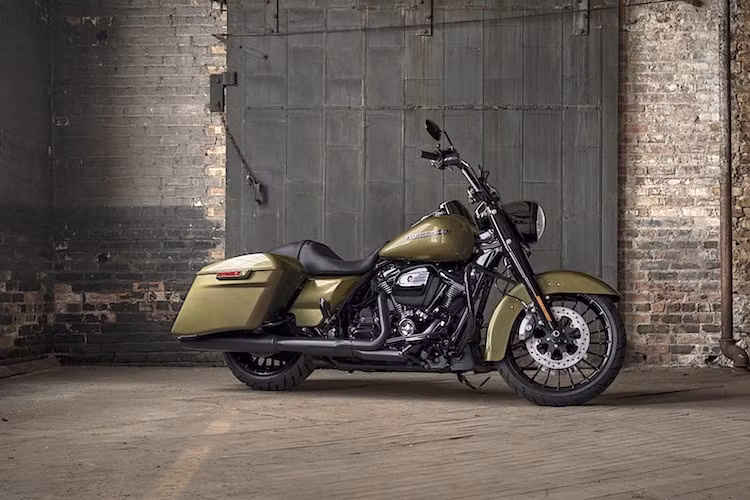 So với các phiên bản thường, Road King Special 2017 cũng có yên thấp hơn khi chỉ đạt 67 cm thay vì gần 72 cm. Ngoài ra, trọng lượng của chiếc xe cũng nhẹ hơn 4,54 kg, chủ yếu nhờ vào bộ mâm nhẹ cùng một số chi tiết gọn gàng.