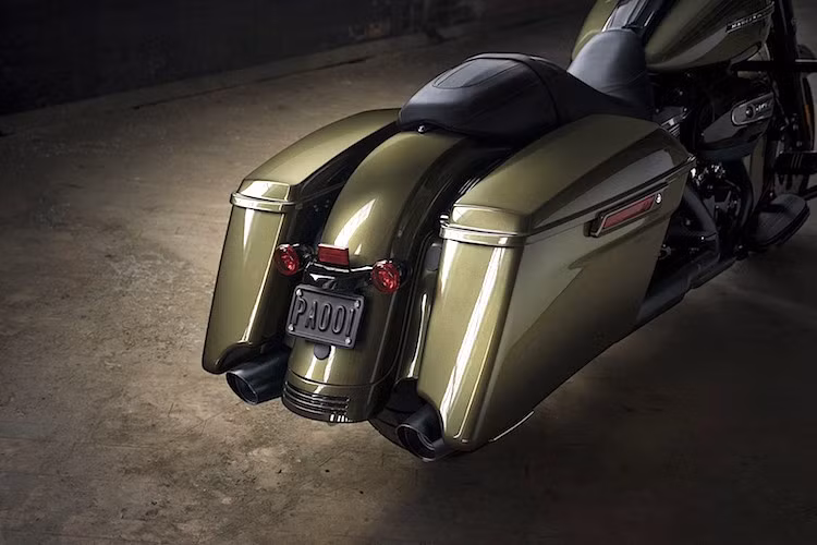 So với phiên bản thường, Road King Special còn có yên sau với dáng thuôn gọn gàng hơn. Bên cạnh đó, toàn bộ dè và thùng sau xe cũng đã được kéo dài hơn xuống dưới đất, tạo thành dáng bagger hấp dẫn. Cùng với dè mới, cụm đèn phía sau cùng pát biển số cũng được Harley-Davidson rút gọn.