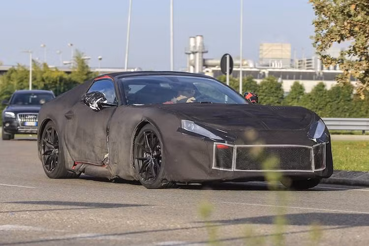 Trong năm 2017 này, Ferrari cũng sẽ tung ra phiên bản nâng cấp của chiếc F12Berlinetta, tạm gọi là F12M. Khối động cơ 6.3l V12 của chiếc xe sẽ được nâng công suất lên ngang với phiên bản đặc biệt F12tdf, trong khi thiết kế của F12M sẽ chịu ảnh hưởng lớn từ dòng GTC4Lusso đang được bán.