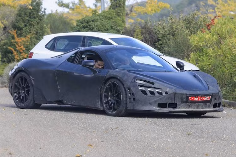 Thay thế cho chiếc 650S hiện tại trong dòng sản phẩm SUper Series, McLaren sẽ có chiếc 720S với khung nguyên khối Monocage bằng sợi carbon thế hệ thứ 2. Khối động cơ V8 3.8 tăng áp kép một lần nữa được hãng tận dụng, nhưng sẽ có công suất nâng lên thành 720 PS.