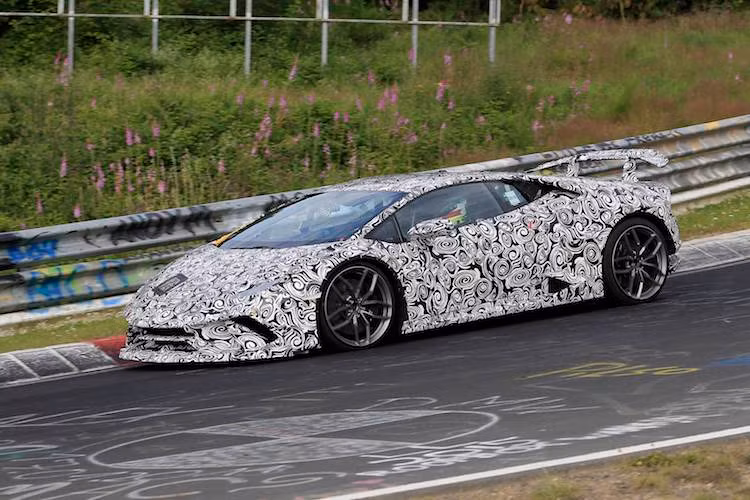 Phiên bản hiệu năng cao của dòng siêu xe Lamborghini Huracan là Huracan Superleggera cũng được dự đoán sẽ xuất hiện trong năm nay. Không chỉ có ngoại hình nhiều thay đổi khí động học theo phong cách Aventador SV. chiếc xe còn có động cơ V10 mạnh hơn khoảng 20-30 mã lực cùng trọng lượng nhẹ hơn 100 kg.