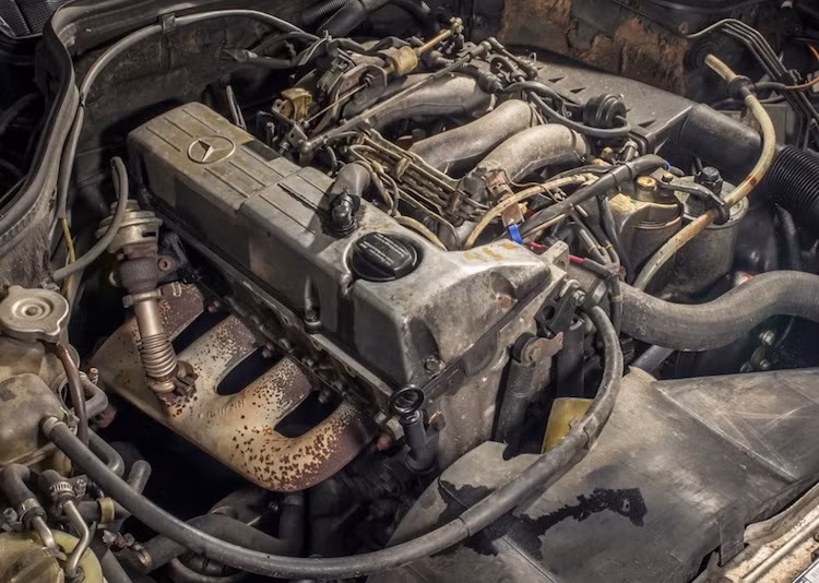 Cung cấp sức mạnh cho xe hoạt động là động cơ diesel nạp khí tự nhiên với công suất cực kỳ khiêm tốn so với tiêu chuẩn ngày nay, chỉ đạt 75 mã lực và mô-men xoắn cực đại 126 Nm. Trong 25 năm qua, trung bình chiếc 200D này chỉ tiếu thụ khoảng 6 lít xăng/100 km.