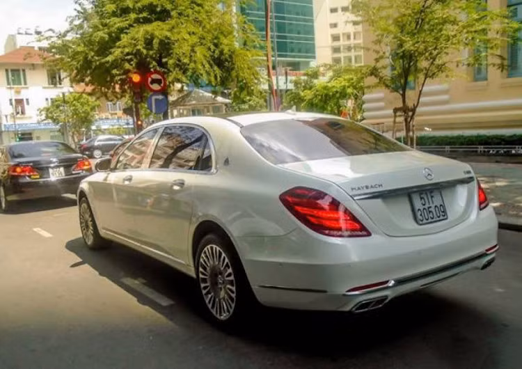 Nếu nhìn qua, có vẻ chiếc Mercedes-Maybach S600 tiền tỷ màu trắng tinh khôi này có biển bình thường. Tuy nhiên nếu để ý kỹ, có thể thấy biển số xe hoàn toàn chỉ dùng số lẻ và 0.