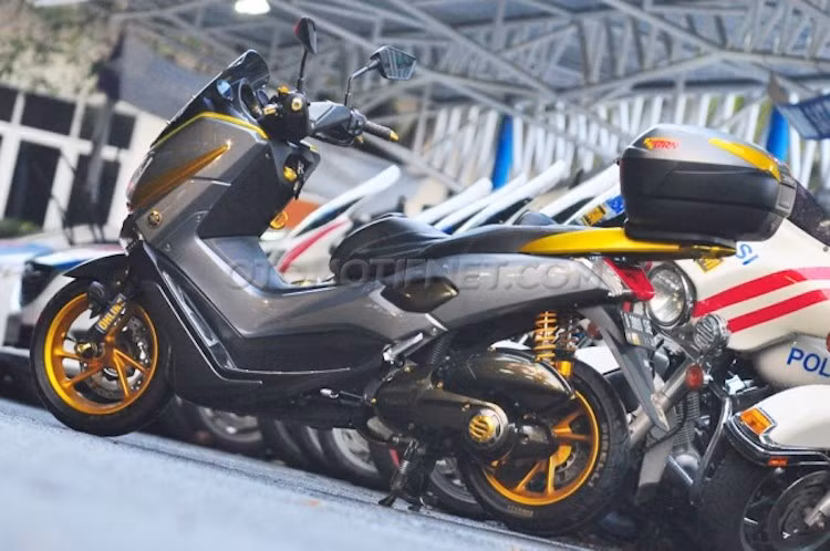 Cùng với các món phụ kiện như thùng sau của Shad và kính chắn gió Sectbill, chiếc N-Max 150 độ độc này không chỉ có kiểu dáng đẹp mắt mà còn trở nên lý tưởng để trở thành một chiếc "xế phượt" đường dài.