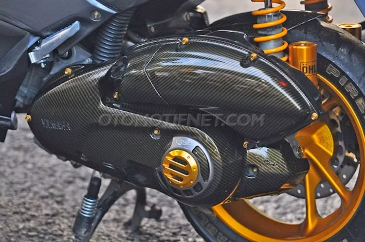 Khối động cơ nguyên bản của N-Max không có sự thay đổi, ngoại trừ hộp gió và bưởng máy được làm từ sợi carbon siêu nhẹ. Trong khi đó, cả phuộc trước và sau xe đều đã được anh Widia độ lên phuộc Ohlins.