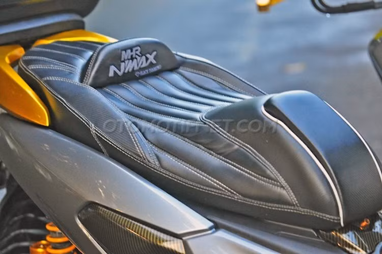 Toàn bộ thân xe của N-Max đã được Widia đặt sơn lại trong gam màu xám mạnh mẽ, với những điểm nhấn sơn màu vàng kim loại như mâm hay xách sau xe. Trong khi đó, bộ yên xe cũng đã được bọc lại với những đường chỉ chần mạnh mẽ.