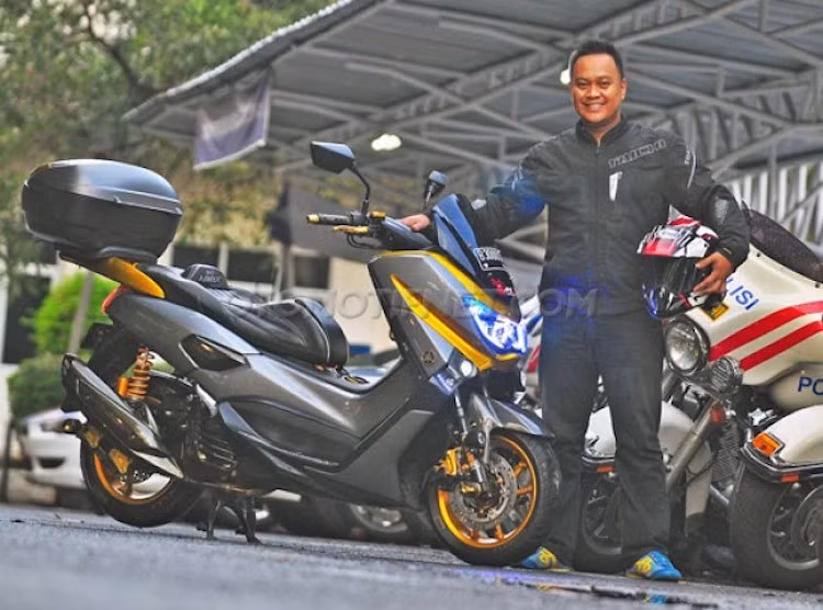 Mặc dù là một cảnh sát giao thông ở Indonesia nhưng trái với định kiến của nhiều người, anh Widia Butler lại là một người rất yêu xe độ. Với mong muốn tìm kiếm sự khác biệt cho chiếc N-Max của mình, anh đã độ lại chiếc xe theo sở thích riêng trong khi vẫn bảo đảm kết cấu nguyên bản của nó.