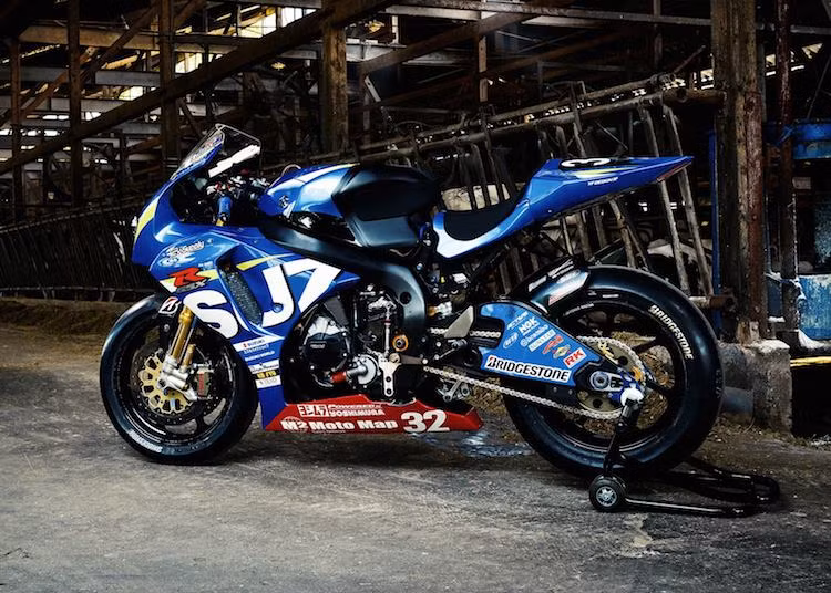 Cùng với phần đuôi phía sau được chế yên solo và tạo hình tương tự phiên bản GSX-RR, chiếc Suzuki GSX-R1000 phiên bản dân dụng đã hoàn toàn "lột xác" để trở thành một chiếc "xe đua đường phố" thực thụ.