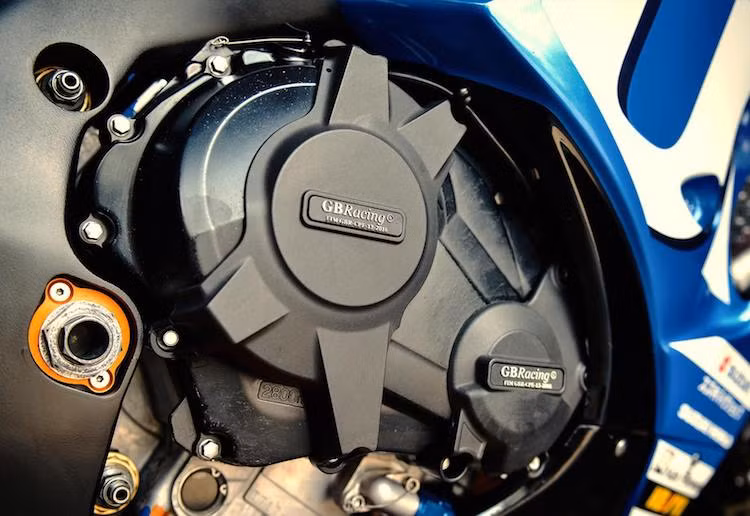 Khối động cơ 4 xi-lanh DOHC nguyên bản của GSX-R1000 được giữ nguyên bên trong, chỉ độ lại pô Yoshimura full system kèm bộ ECU Power Commander 5. Bản thân động cơ đã được bảo vệ bởi cặp ốp bưởng GP Racing theo đúng tiêu chuẩn của liên đoàn đua môtô Thế giới FIM.