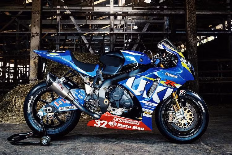 Trên bản độ này, phần đầu của GSX-R1000 đã được chế mủ để bịt đi các đèn xi-nhan và đèn pha như phiên bản đua tại giải Endurance World Championship, kèm dàn áo sơn tem đấu phong cách đội Suzuki Ecstar MotoGP. "Dàn chân" của xe cũng được nâng cấp "khủng" với mâm Marchesini Genesi M7R, lốp trơn Bridgestone Battlax cùng heo Brembo GP4RX ở bánh trước và Brembo Billet ở bánh sau.