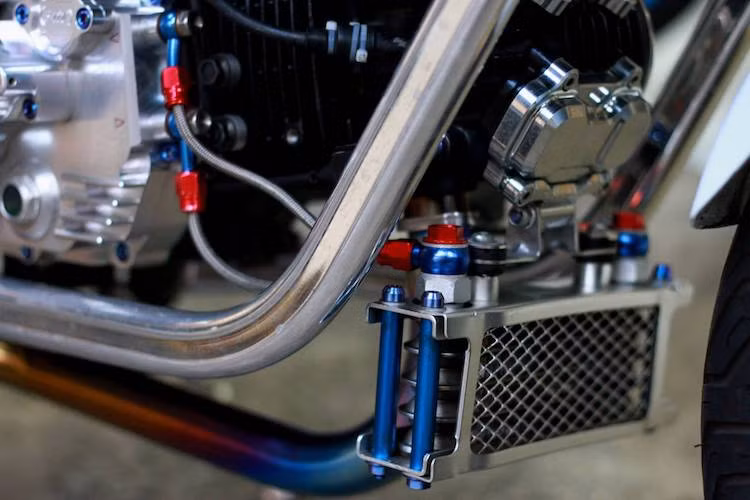 Bên dưới gầm xe, chiếc xe Minibike MSX125 đã được độ hệ thống tản nhiệt dầu, nằm giữa hai thanh gia cố khung xe theo phong cách như chiếc CB400SF. Những phụ tùng này cũng có nguồn gốc từ Nhật.