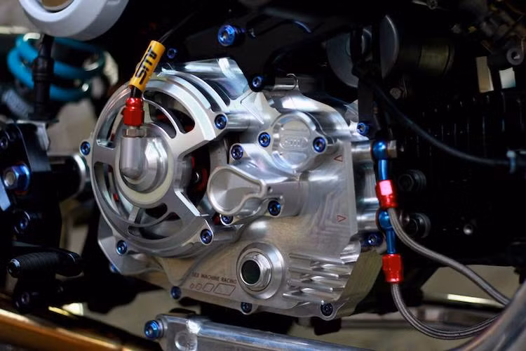 Khối động cơ nguyên bản của MSX125 cũng đã được độ lại cực "khủng" bởi các phụ tùng hàng độc, bắt đầu từ cặp lốc máy CNC đầy phức tạp của Sex Machine Racing, phô diễn sự độc đáo của bộ nồi khô.