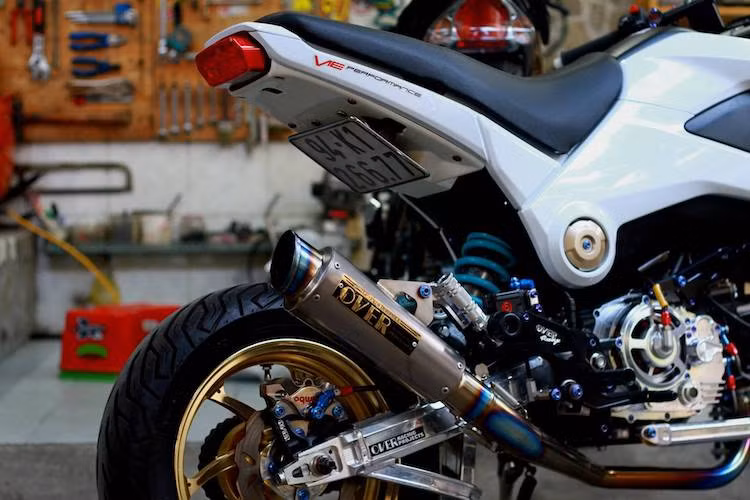 Với cây pô Over Racing cổ titan và động cơ 4 van, chiếc MSX125 này có âm thanh hấp dẫn hơn rất nhiều so với xe nguyên bản. Cuối cùng, phuộc sau của chiếc xe cũng đã được nâng cấp bằng loại của hãng Nitron.