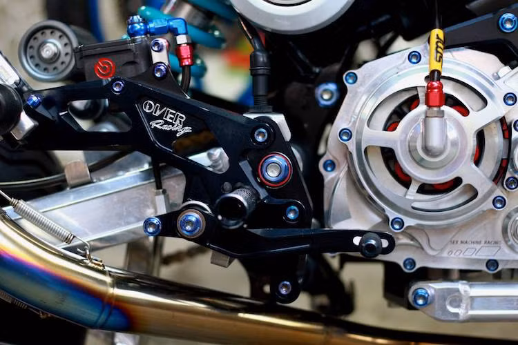 Với dàn để chân CNC của Over Racing, tư thế ngồi của chiếc MSX125 cũng trở nên thể thao hơn.