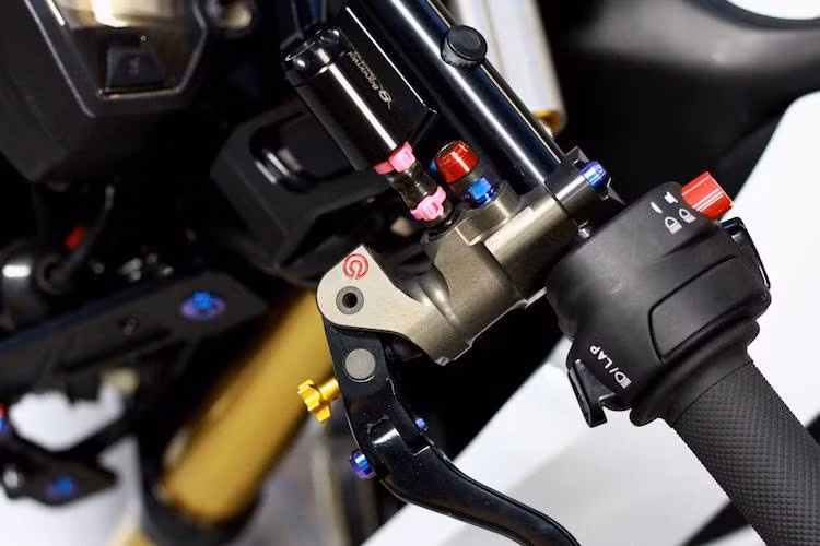 Các cùm phanh và côn cũng đã được thay bằng loại "hàng hiệu" Brembo, nằm bên cạnh cùm phanh là tay ga cuốn của Active, cho cảm giác ga nhạy hơn. Trong khi đó, cùm côn của xe cũng đã được độ sang tay côn dầu Brembo kèm bình dầu Bonamici siêu gọn.